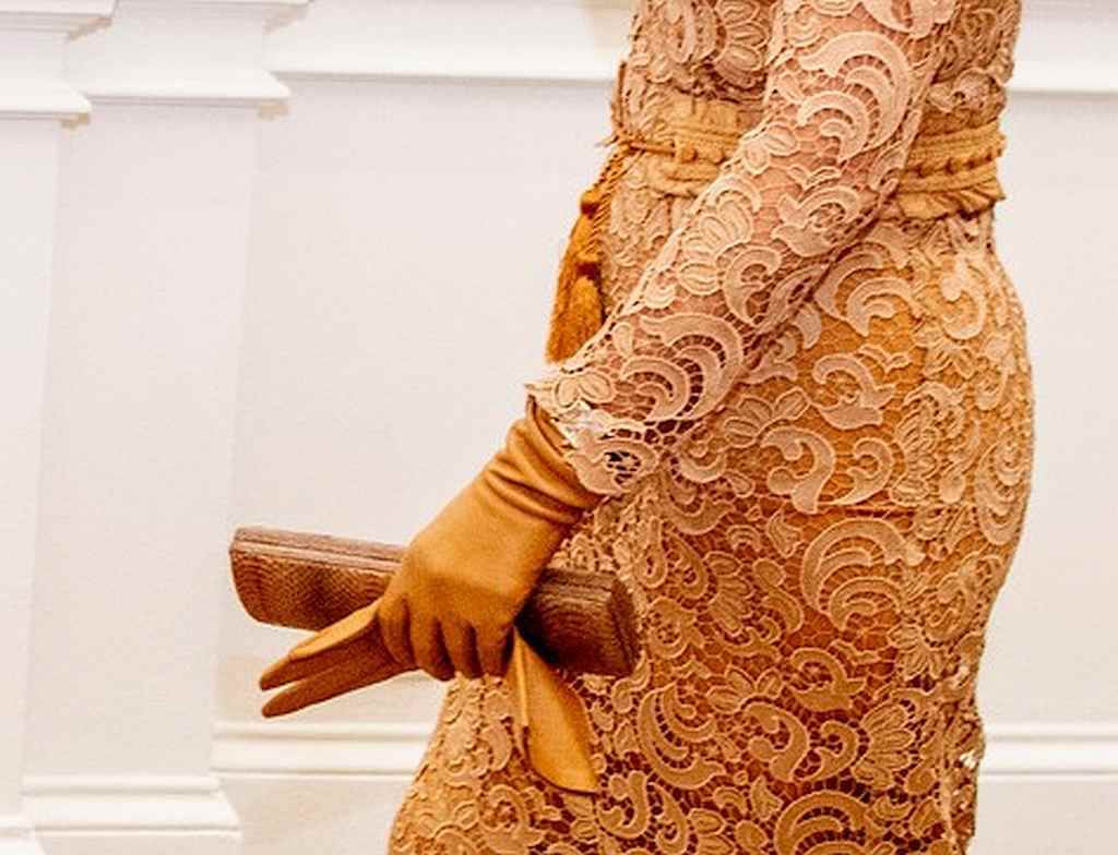 MODNA KOMBINACIJA JEDNE KRALJICE: jedna boja, različiti materijali, klasika za prave gospođe (FOTO)