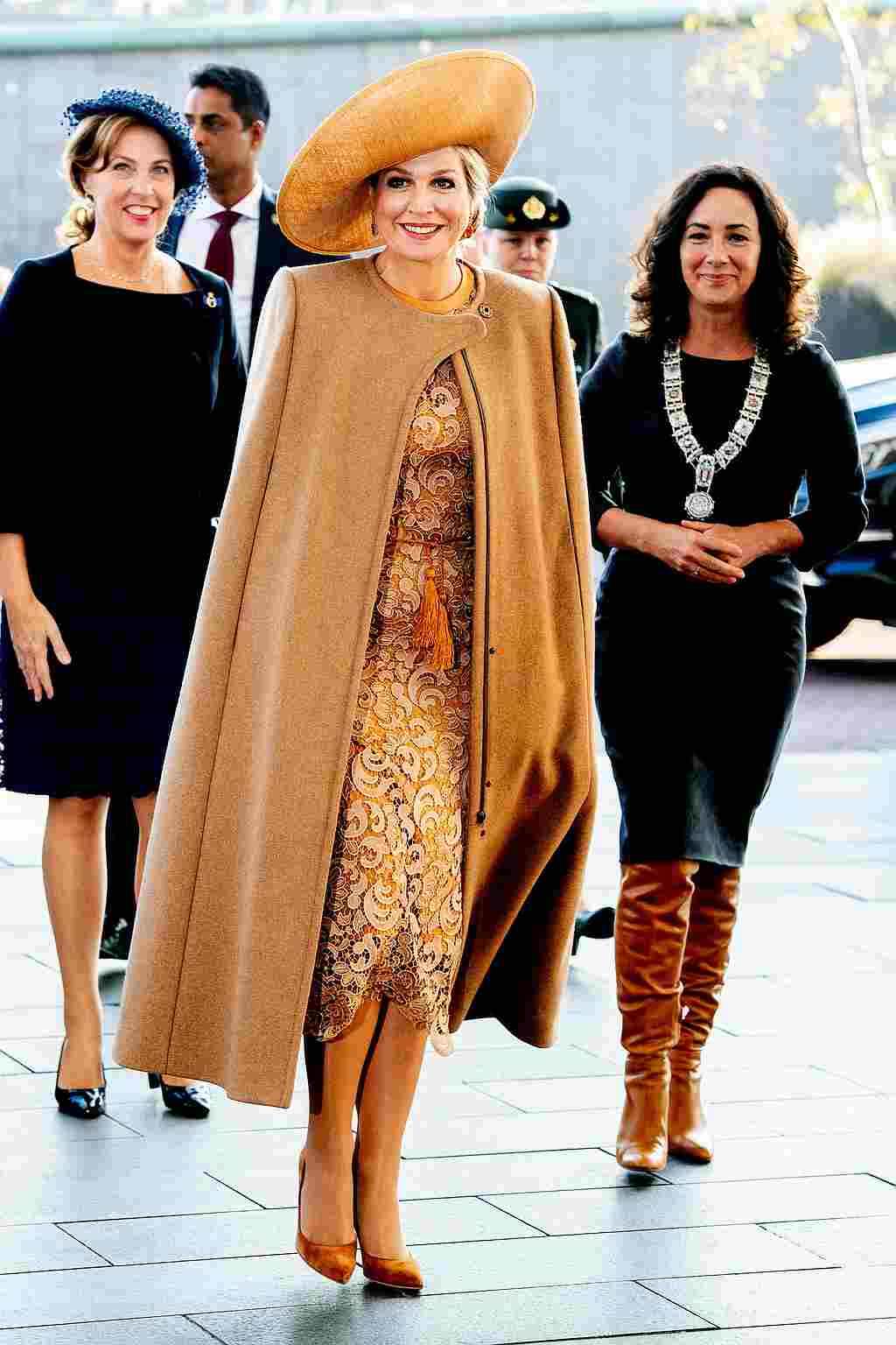 MODNA KOMBINACIJA JEDNE KRALJICE: jedna boja, različiti materijali, klasika za prave gospođe (FOTO)