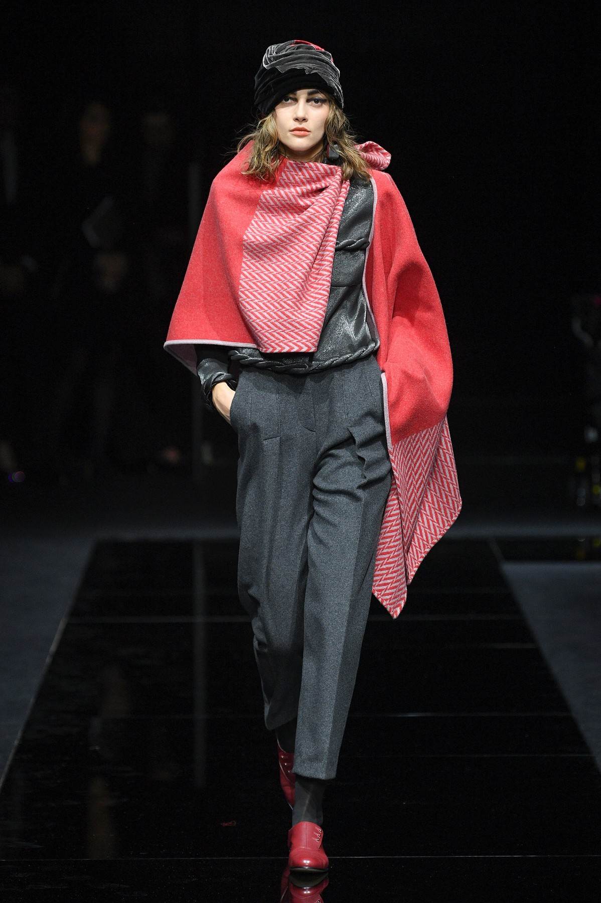 ARMANI ZA 2020: ženstvena i praktična moda uz sako i pantalone koji se nose svuda (FOTO)