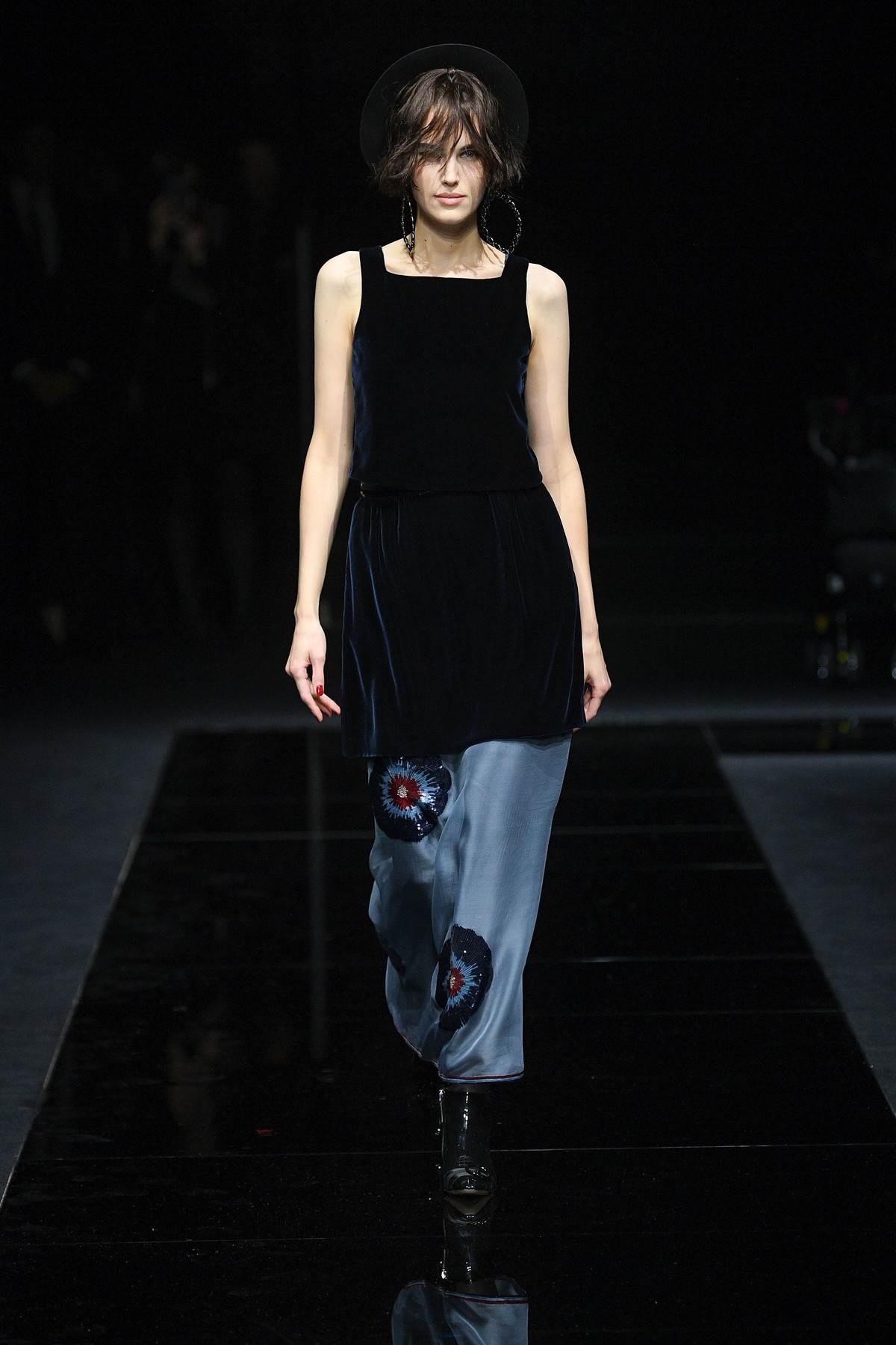 ARMANI ZA 2020: ženstvena i praktična moda uz sako i pantalone koji se nose svuda (FOTO)