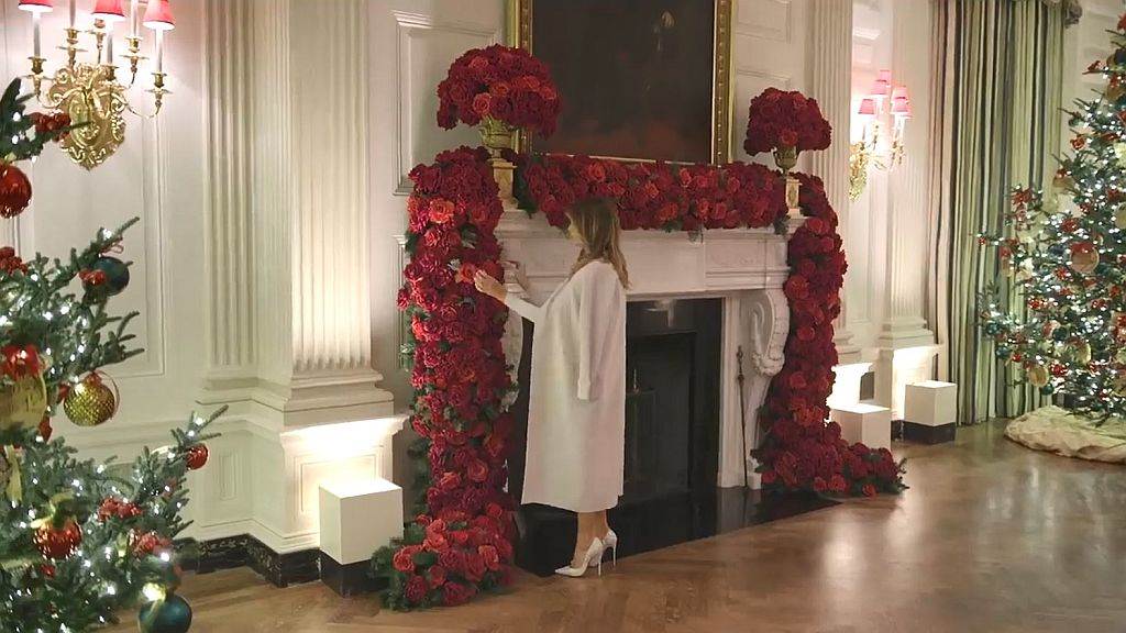 NADMAŠILA SVE DO SADA! MELANIJA TRAMP ODABRALA KLASIČNU DEKORACIJU ZA BOŽIĆ I NOVU GODINU: Bela kuća čeka 2020. godinu okićena u duhu tradicije (FOTO + VIDEO)