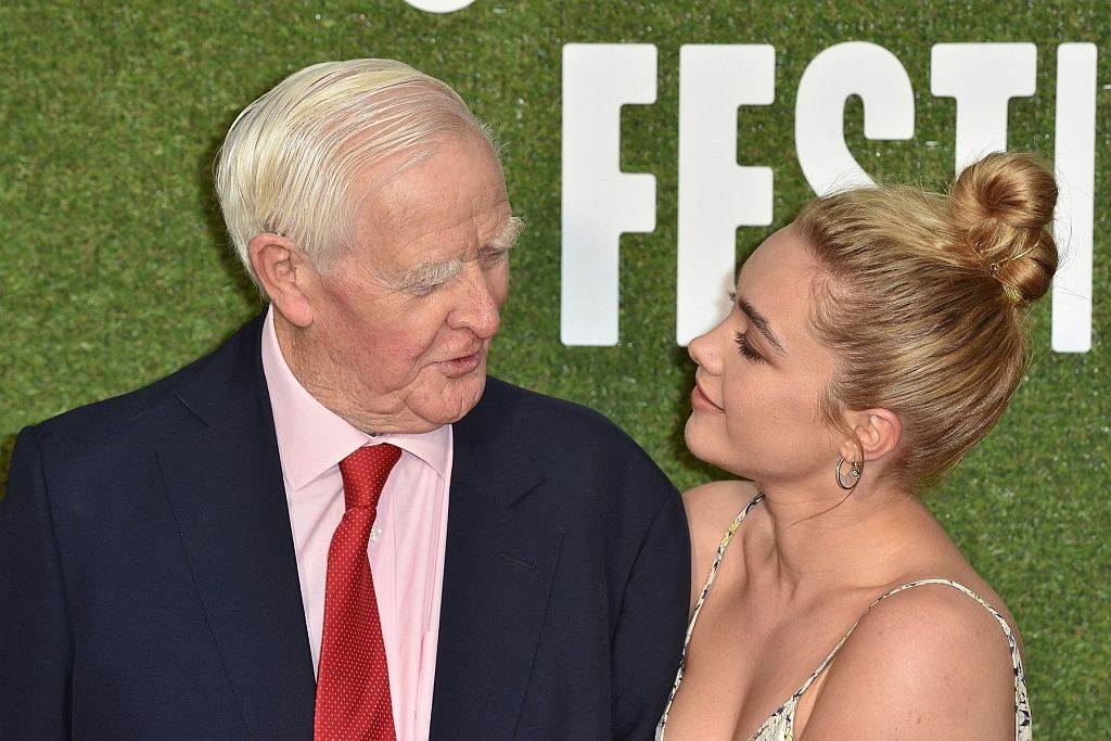 PUNĐA ZA ŽENE SA OKRUGLIM LICEM: mladalačka frizura glumice Florens Pju pleni u svakoj prilici (FOTO)