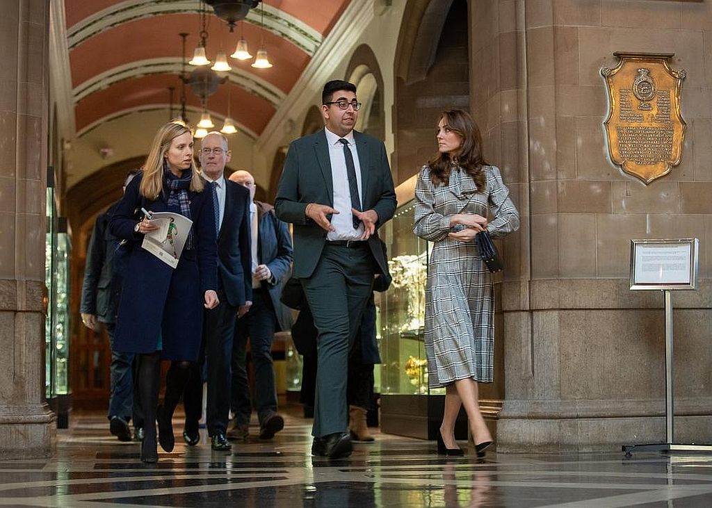 HALJINA NA RASPRODAJI ODLIČNA ZA KEJT MIDLTON: pravilo za cipele i tašnu koje svaka žena treba da zna