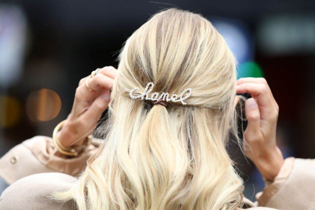 NAJLEPŠE FRIZURE KOJE NOSE ŽENE U PARIZU: vraća se modni detalj koji vole i dame u Srbiji