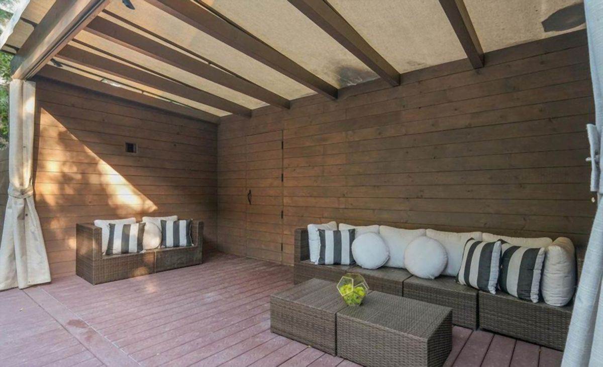 SAVRŠENA VILA U SVETLIM BOJAMA U KOJU ĆETE SE ZALJUBITI: moderan nameštaj i dvorište iz snova u raju mlade holivudske zvezde (FOTO)