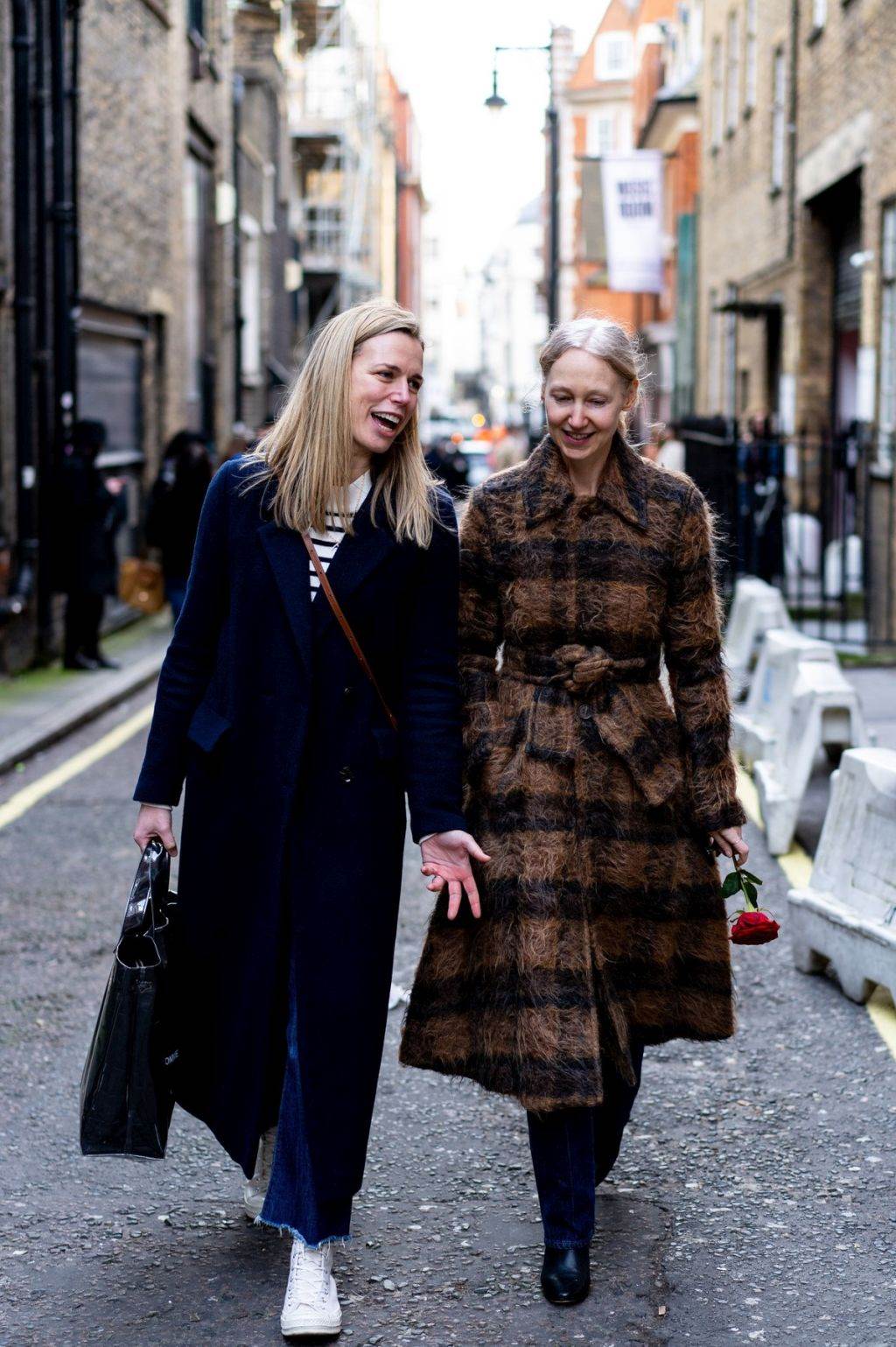 MODA PROLEĆE - 2020: žene u Londonu izabrale su ove boje i krojeve za prolećnu garderobu (FOTO)