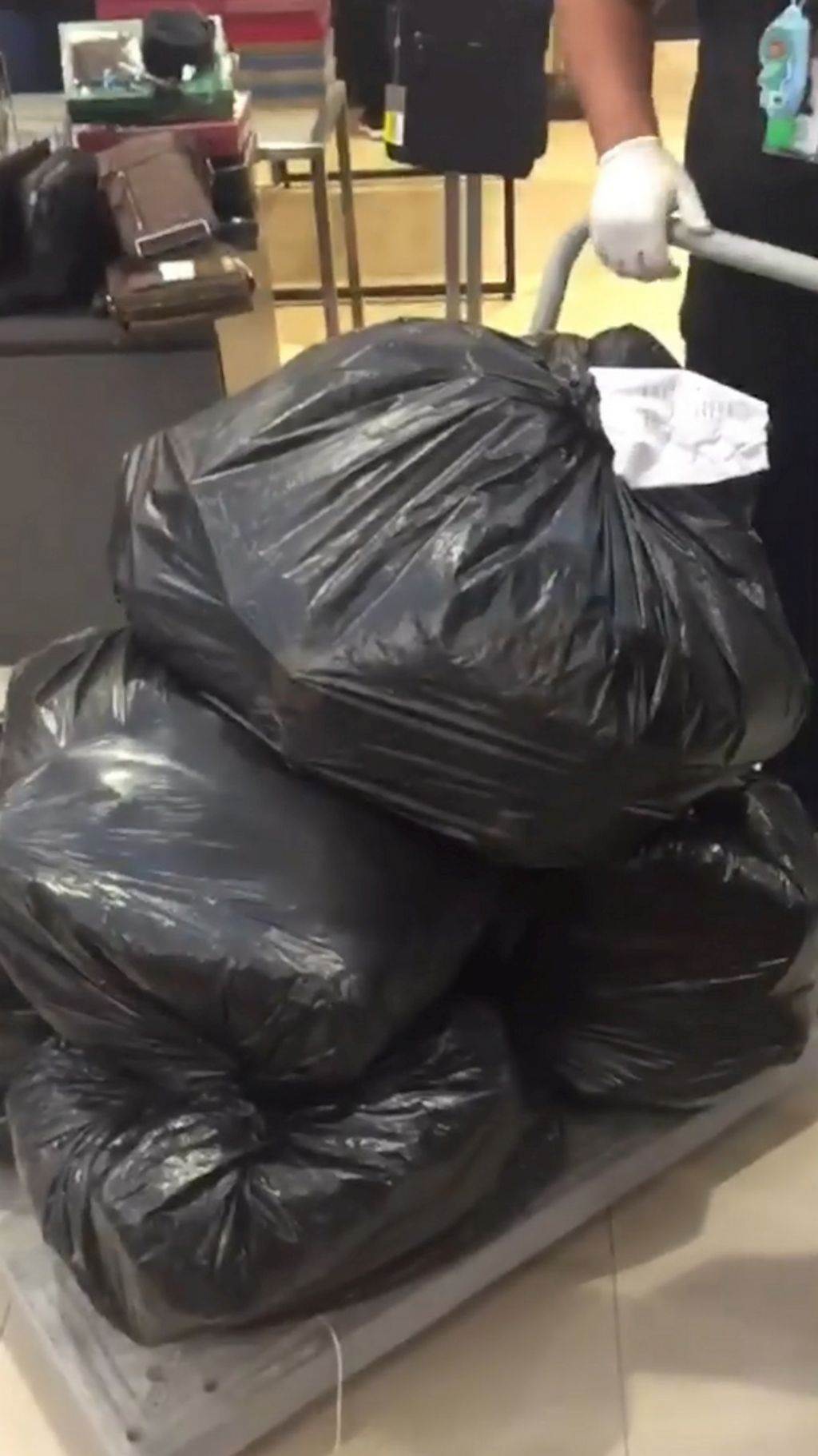 ŠOK SLIKE IZ TRŽNOG CENTRA POSLE KORONA VIRUSA: nećete verovati na šta liče stvari kad ne rade klima uređaji u šoping molu (FOTO)