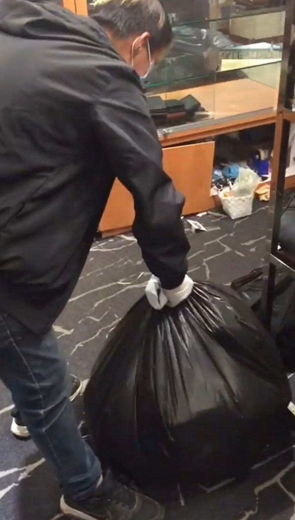 ŠOK SLIKE IZ TRŽNOG CENTRA POSLE KORONA VIRUSA: nećete verovati na šta liče stvari kad ne rade klima uređaji u šoping molu (FOTO)