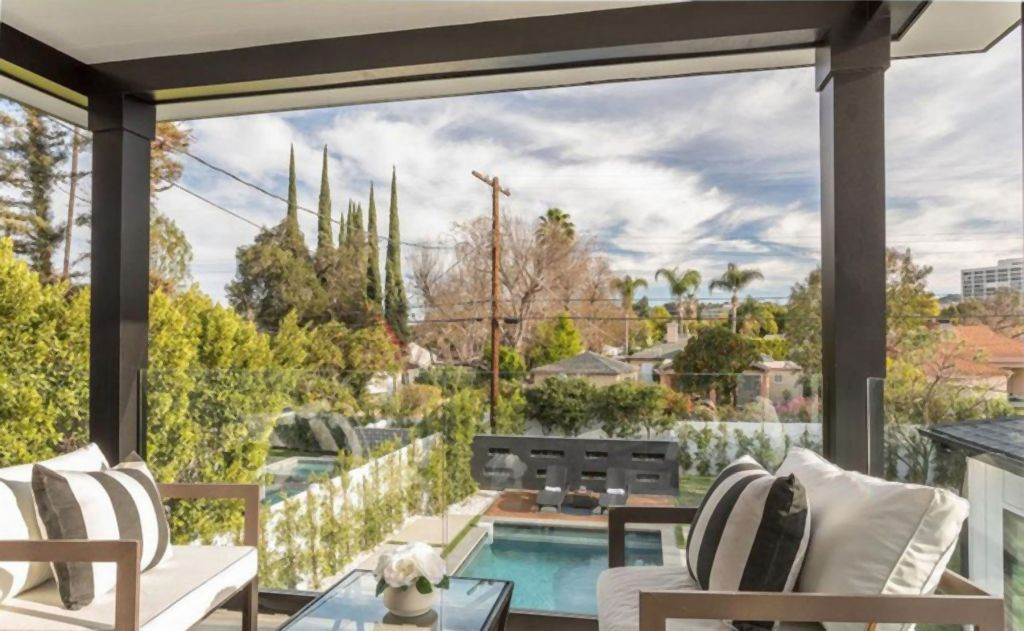 MODERNA KUĆA SA JEDNOSTAVNIM NAMEŠTAJEM: renoviranje koje daje više svetla i lepši pogled u dvorište (FOTO)