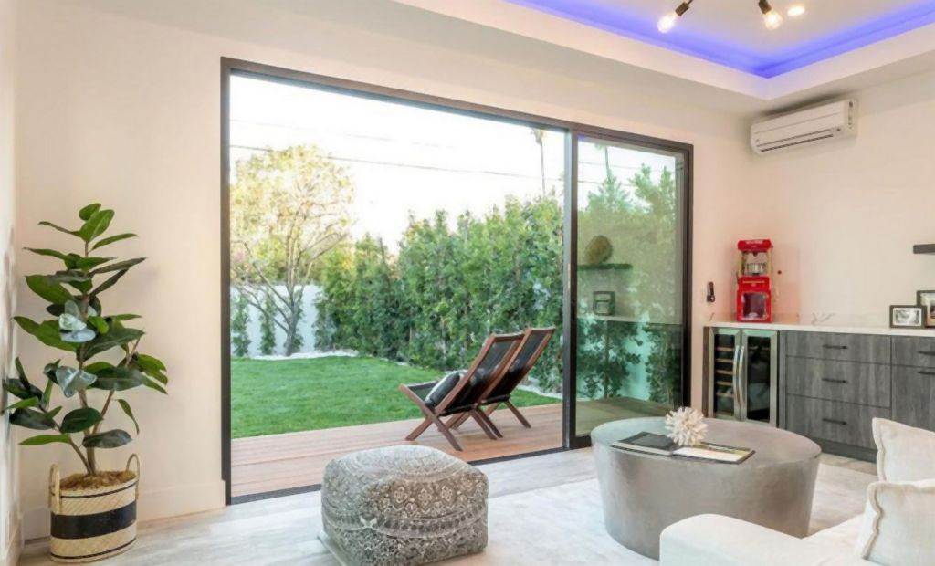 MODERNA KUĆA SA JEDNOSTAVNIM NAMEŠTAJEM: renoviranje koje daje više svetla i lepši pogled u dvorište (FOTO)