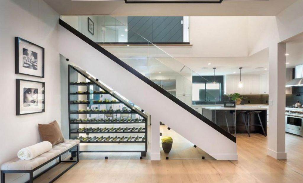 MODERNA KUĆA SA JEDNOSTAVNIM NAMEŠTAJEM: renoviranje koje daje više svetla i lepši pogled u dvorište (FOTO)