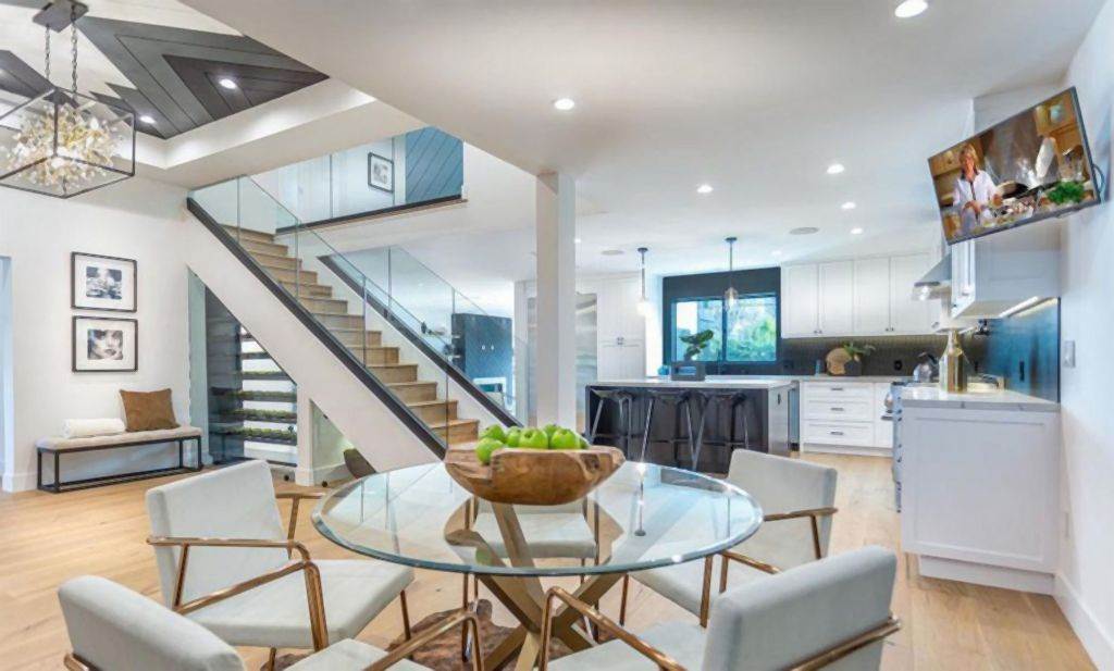 MODERNA KUĆA SA JEDNOSTAVNIM NAMEŠTAJEM: renoviranje koje daje više svetla i lepši pogled u dvorište (FOTO)