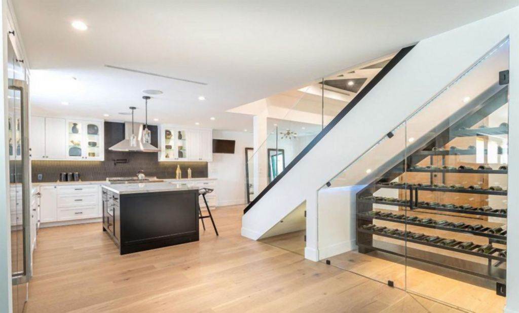 MODERNA KUĆA SA JEDNOSTAVNIM NAMEŠTAJEM: renoviranje koje daje više svetla i lepši pogled u dvorište (FOTO)