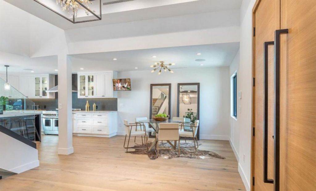 MODERNA KUĆA SA JEDNOSTAVNIM NAMEŠTAJEM: renoviranje koje daje više svetla i lepši pogled u dvorište (FOTO)