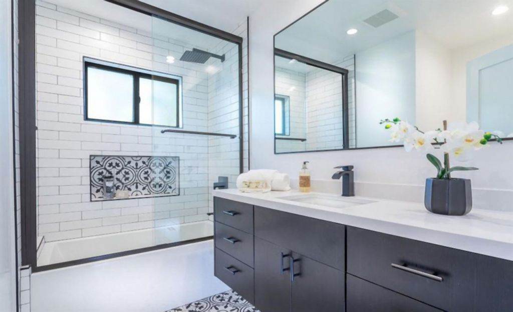 MODERNA KUĆA SA JEDNOSTAVNIM NAMEŠTAJEM: renoviranje koje daje više svetla i lepši pogled u dvorište (FOTO)