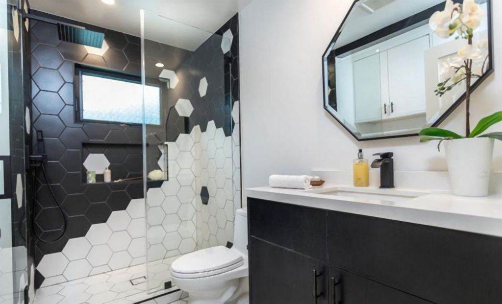 MODERNA KUĆA SA JEDNOSTAVNIM NAMEŠTAJEM: renoviranje koje daje više svetla i lepši pogled u dvorište (FOTO)