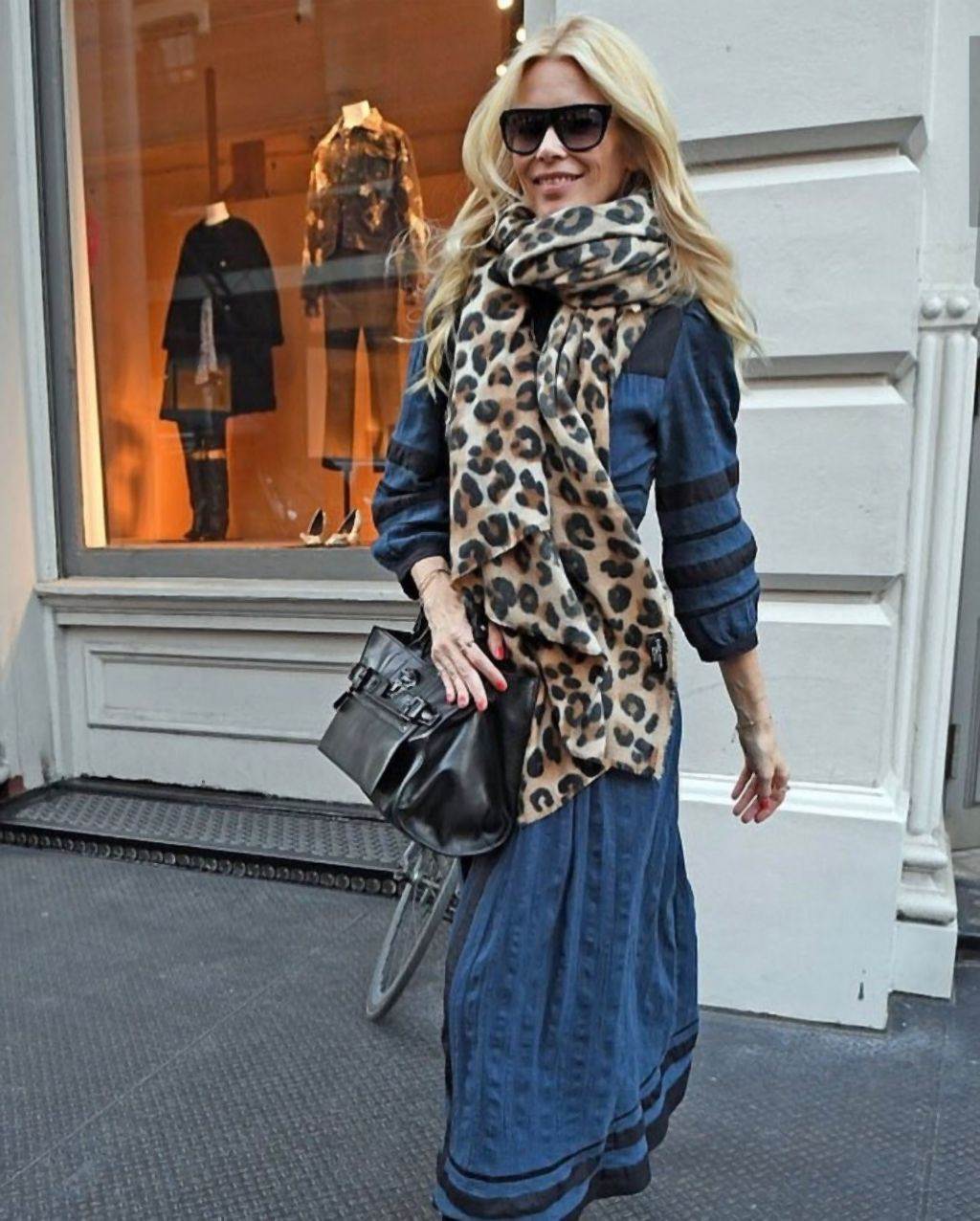 modni-detalj-broj-1-za-jesen-2020-kako-da-kombinujete-sal-maramu-uz-vas-stil-oblacenja-foto