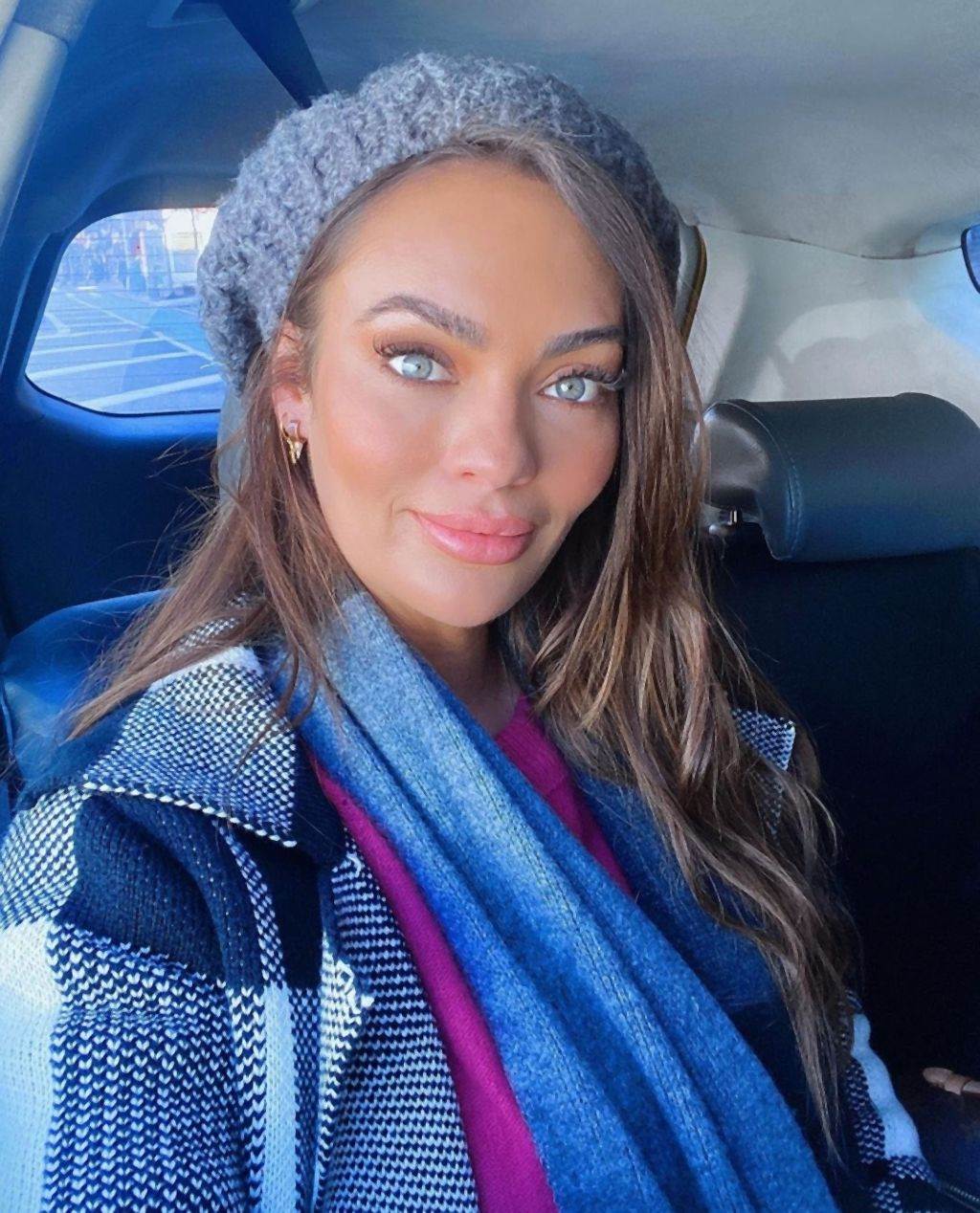 modni-detalj-broj-1-za-jesen-2020-kako-da-kombinujete-sal-maramu-uz-vas-stil-oblacenja-foto