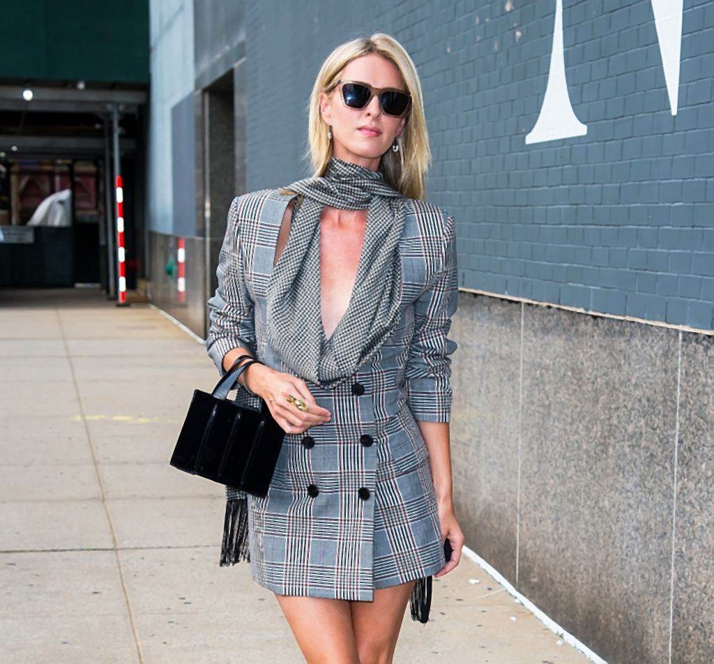 modni-detalj-broj-1-za-jesen-2020-kako-da-kombinujete-sal-maramu-uz-vas-stil-oblacenja-foto