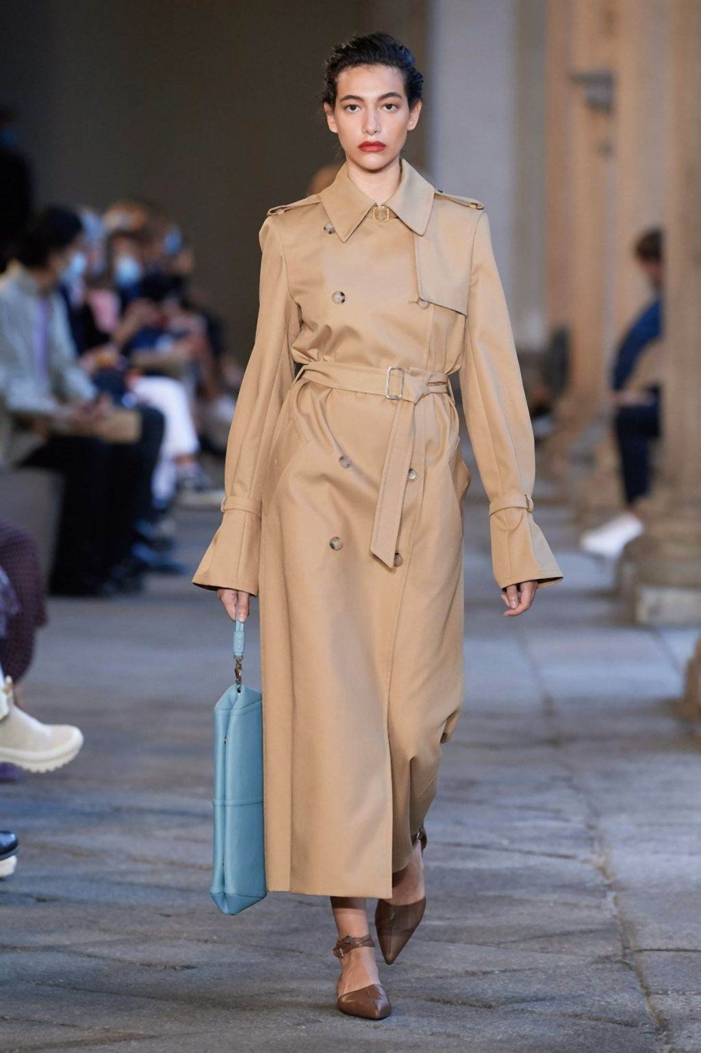 MODERNI MANTILI ZA 2020/2021: pantalone i jakne za prelazno vreme koje će žene obožavati (FOTO)