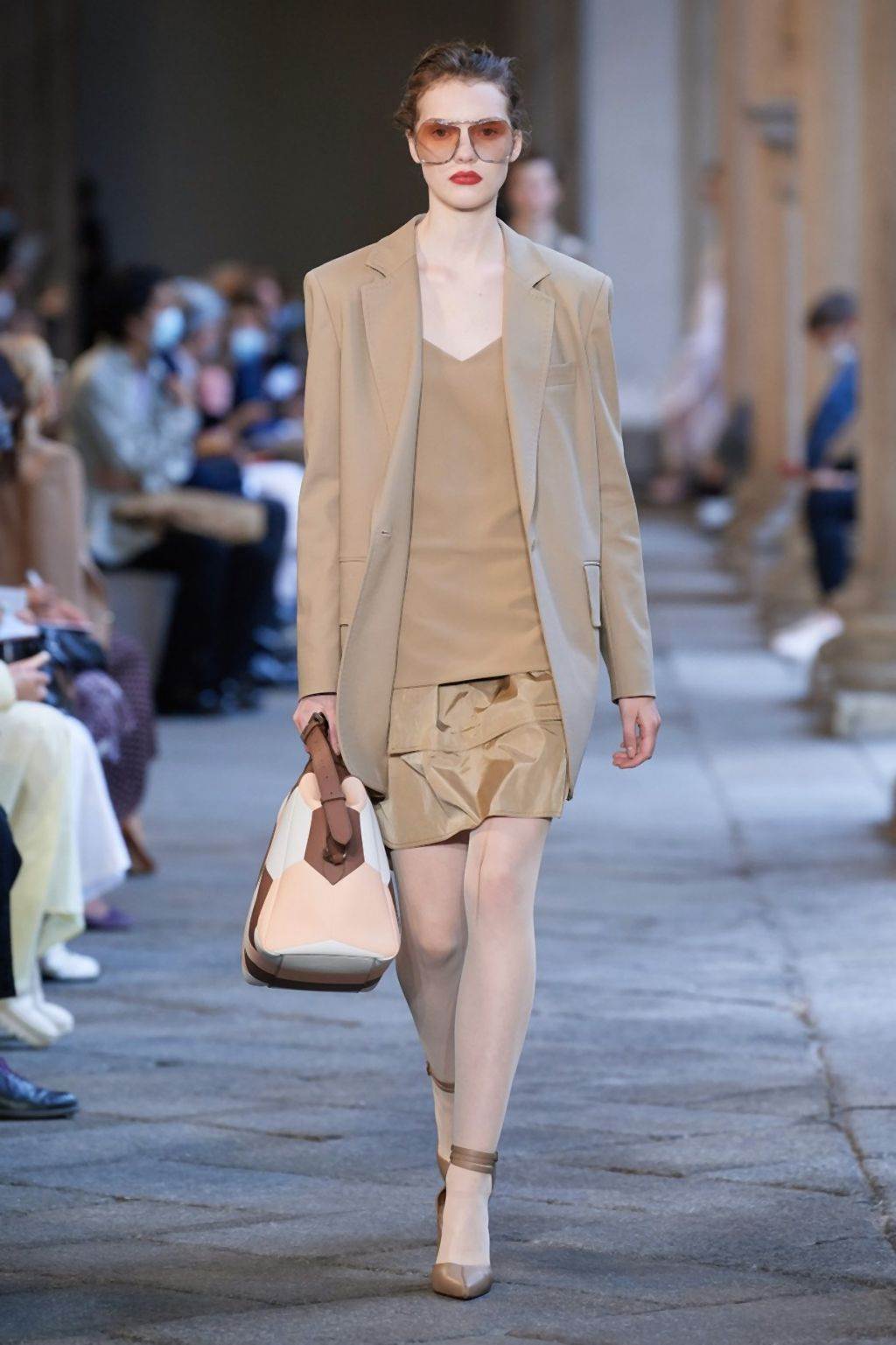 MODERNI MANTILI ZA 2020/2021: pantalone i jakne za prelazno vreme koje će žene obožavati (FOTO)