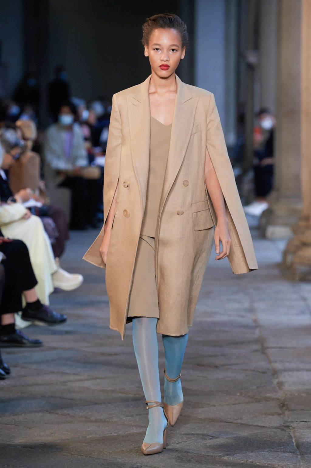 MODERNI MANTILI ZA 2020/2021: pantalone i jakne za prelazno vreme koje će žene obožavati (FOTO)