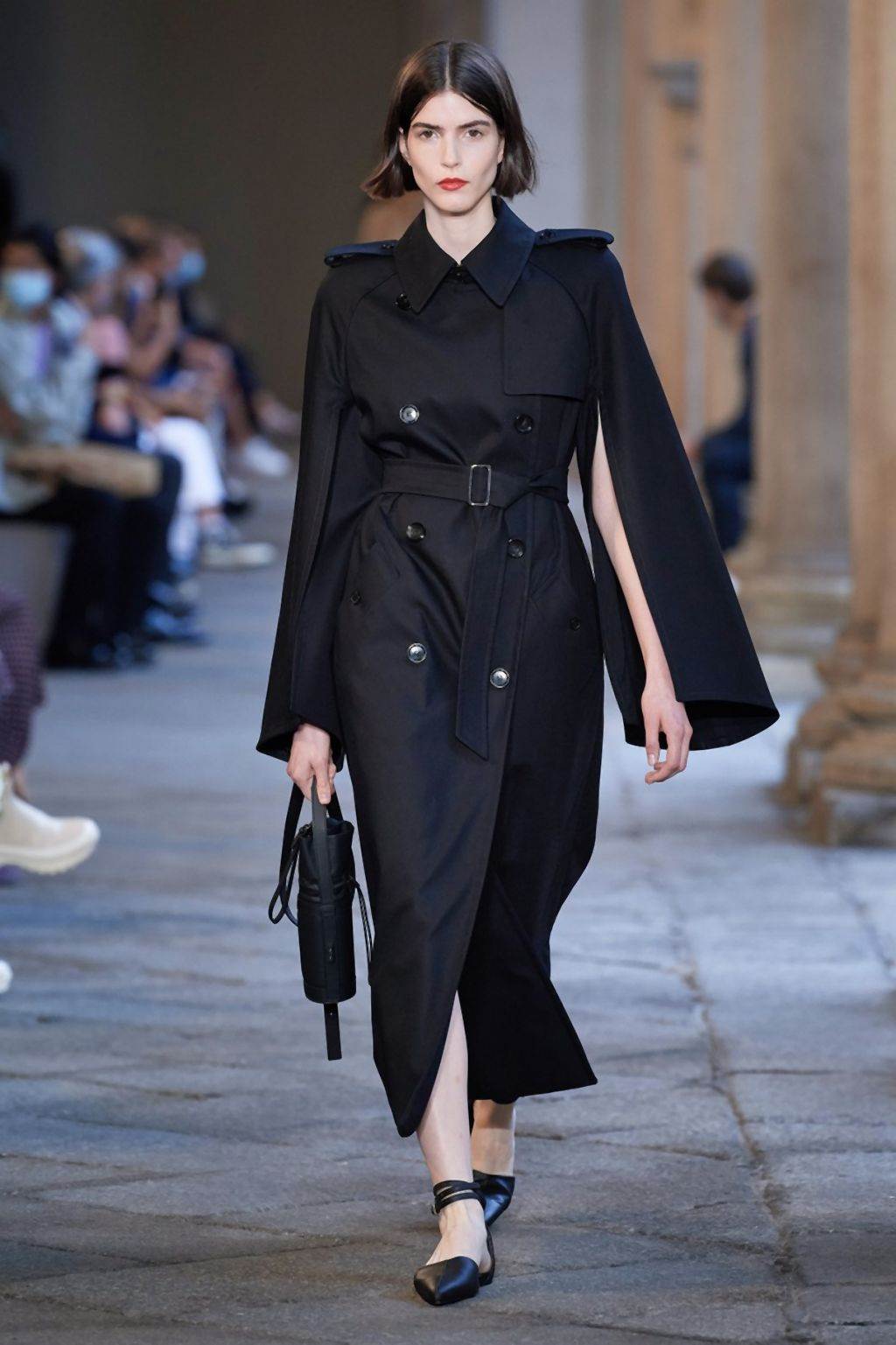 MODERNI MANTILI ZA 2020/2021: pantalone i jakne za prelazno vreme koje će žene obožavati (FOTO)