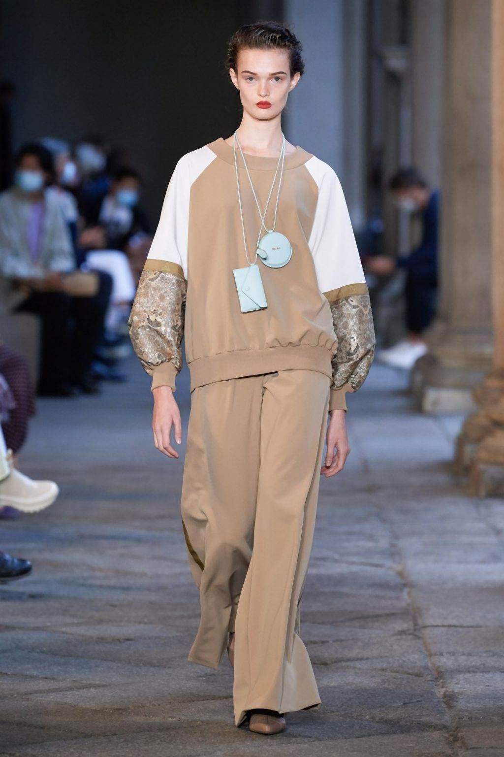 MODERNI MANTILI ZA 2020/2021: pantalone i jakne za prelazno vreme koje će žene obožavati (FOTO)