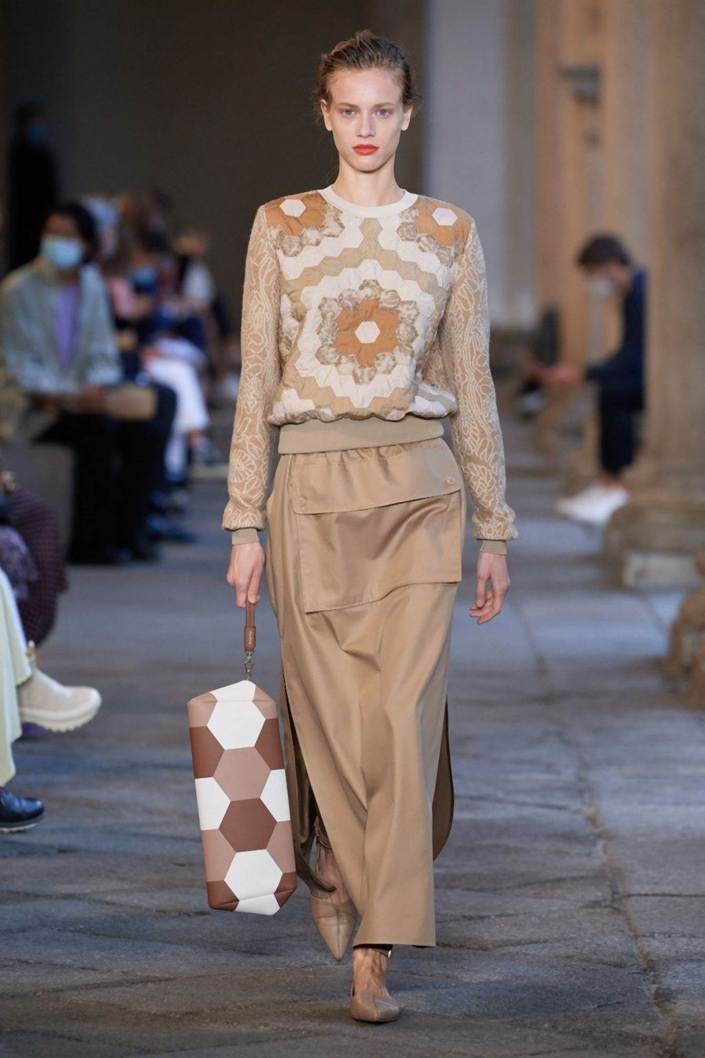 MODERNI MANTILI ZA 2020/2021: pantalone i jakne za prelazno vreme koje će žene obožavati (FOTO)