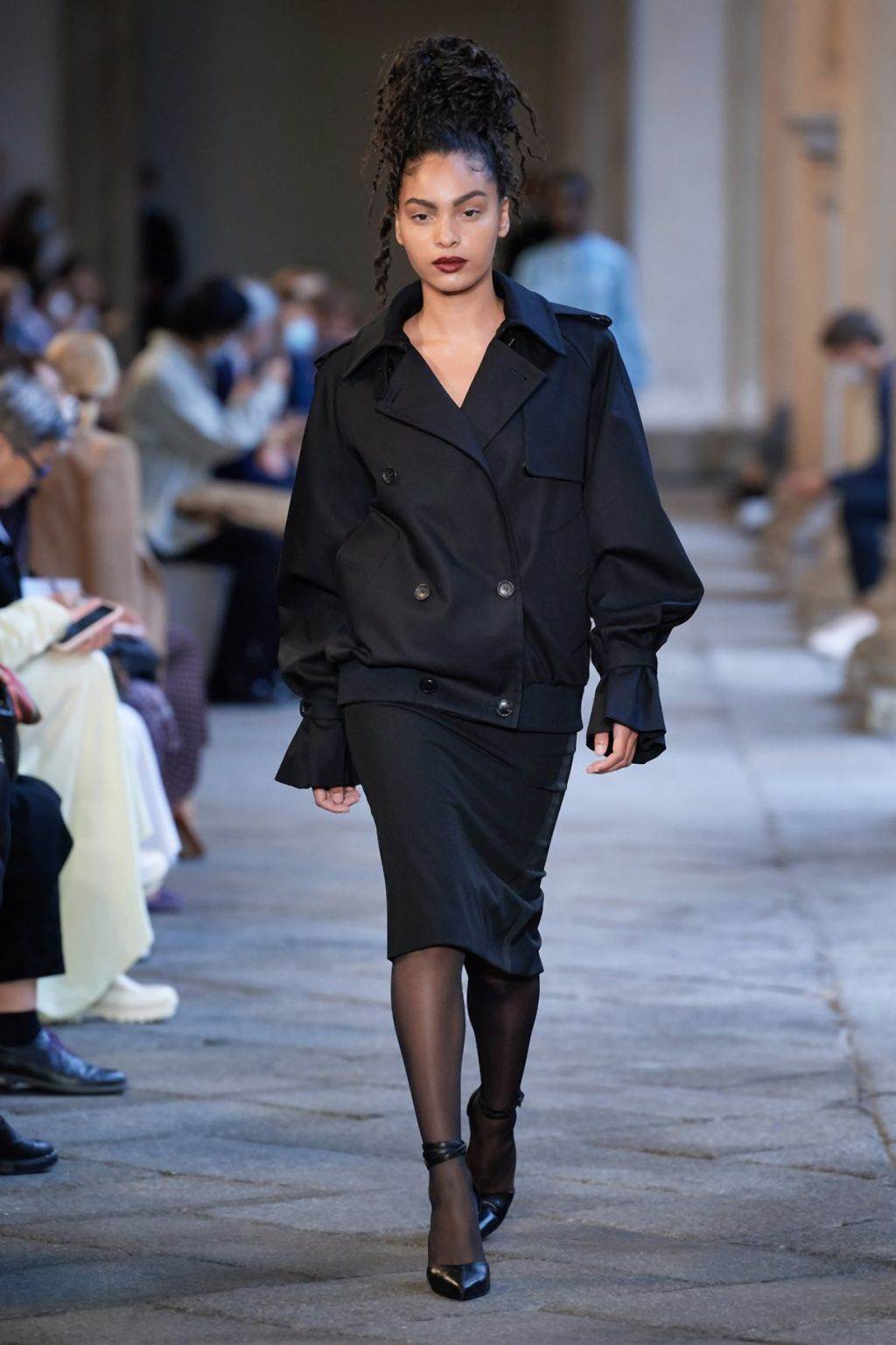 MODERNI MANTILI ZA 2020/2021: pantalone i jakne za prelazno vreme koje će žene obožavati (FOTO)