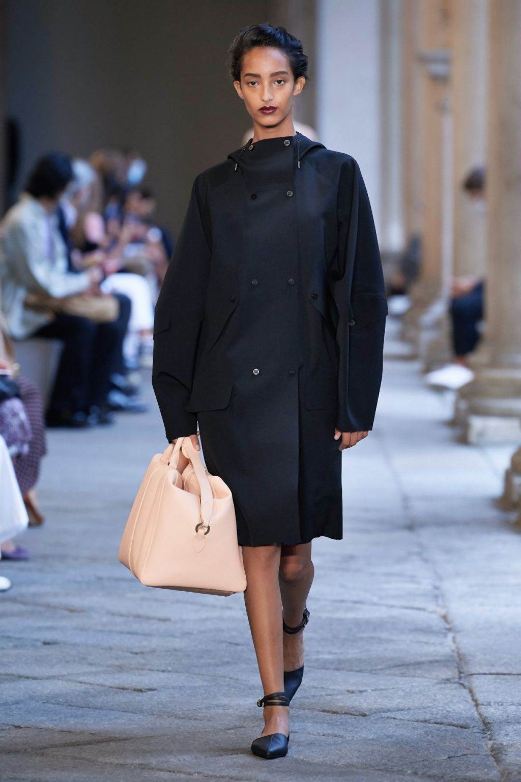 MODERNI MANTILI ZA 2020/2021: pantalone i jakne za prelazno vreme koje će žene obožavati (FOTO)