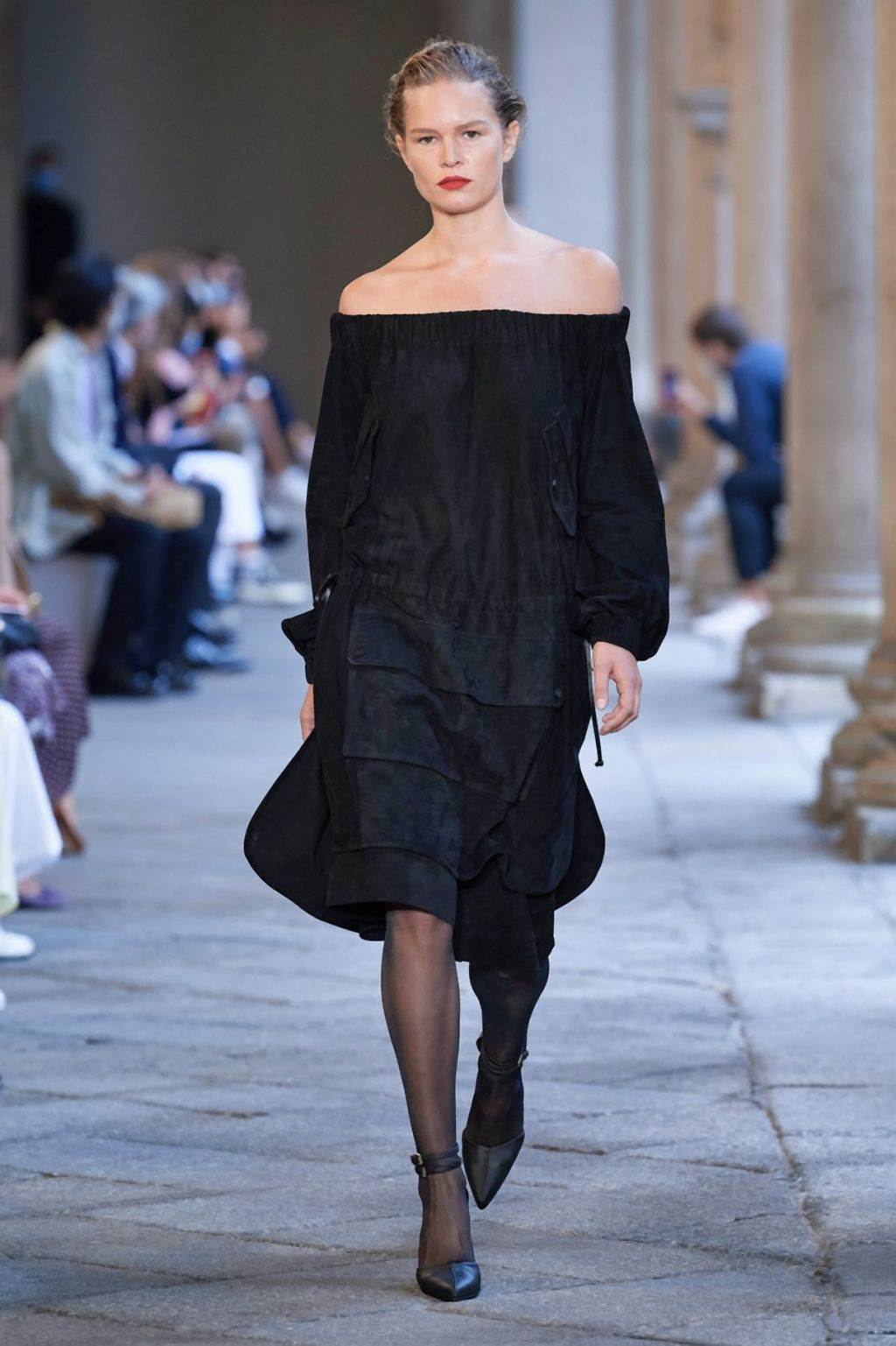 MODERNI MANTILI ZA 2020/2021: pantalone i jakne za prelazno vreme koje će žene obožavati (FOTO)