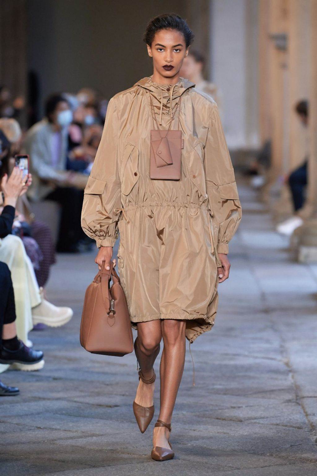 MODERNI MANTILI ZA 2020/2021: pantalone i jakne za prelazno vreme koje će žene obožavati (FOTO)