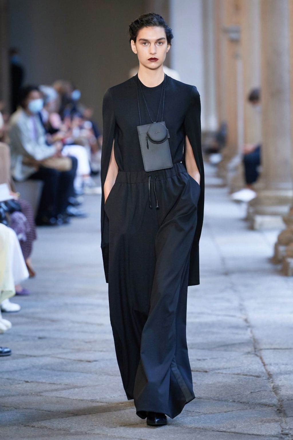 MODERNI MANTILI ZA 2020/2021: pantalone i jakne za prelazno vreme koje će žene obožavati (FOTO)