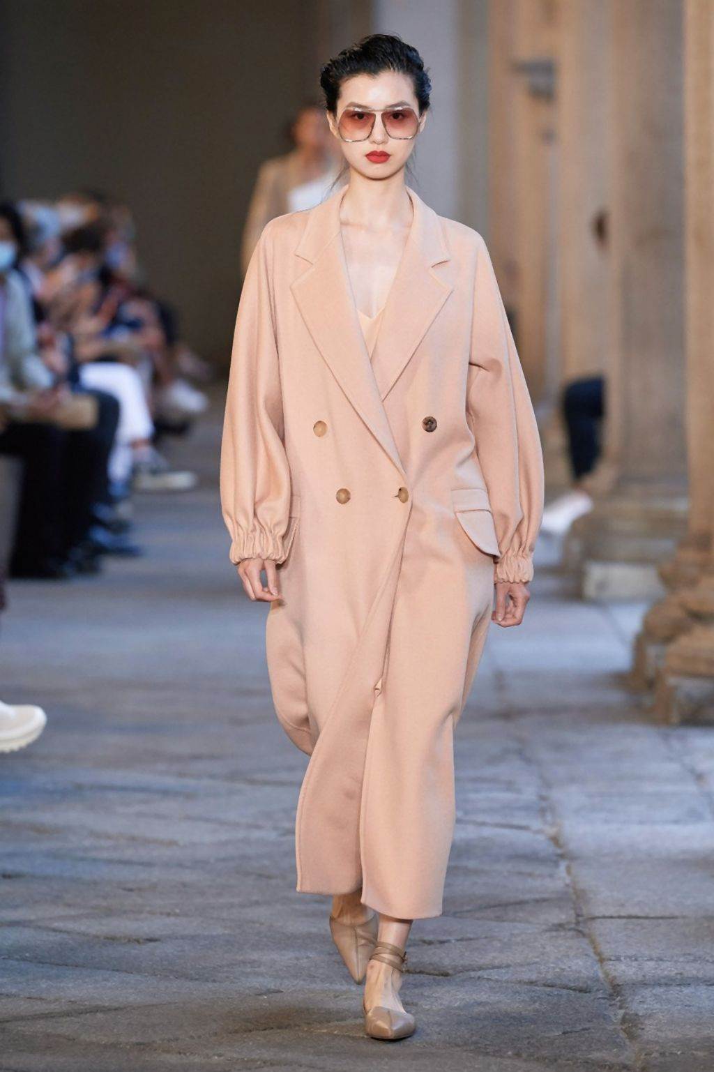 MODERNI MANTILI ZA 2020/2021: pantalone i jakne za prelazno vreme koje će žene obožavati (FOTO)