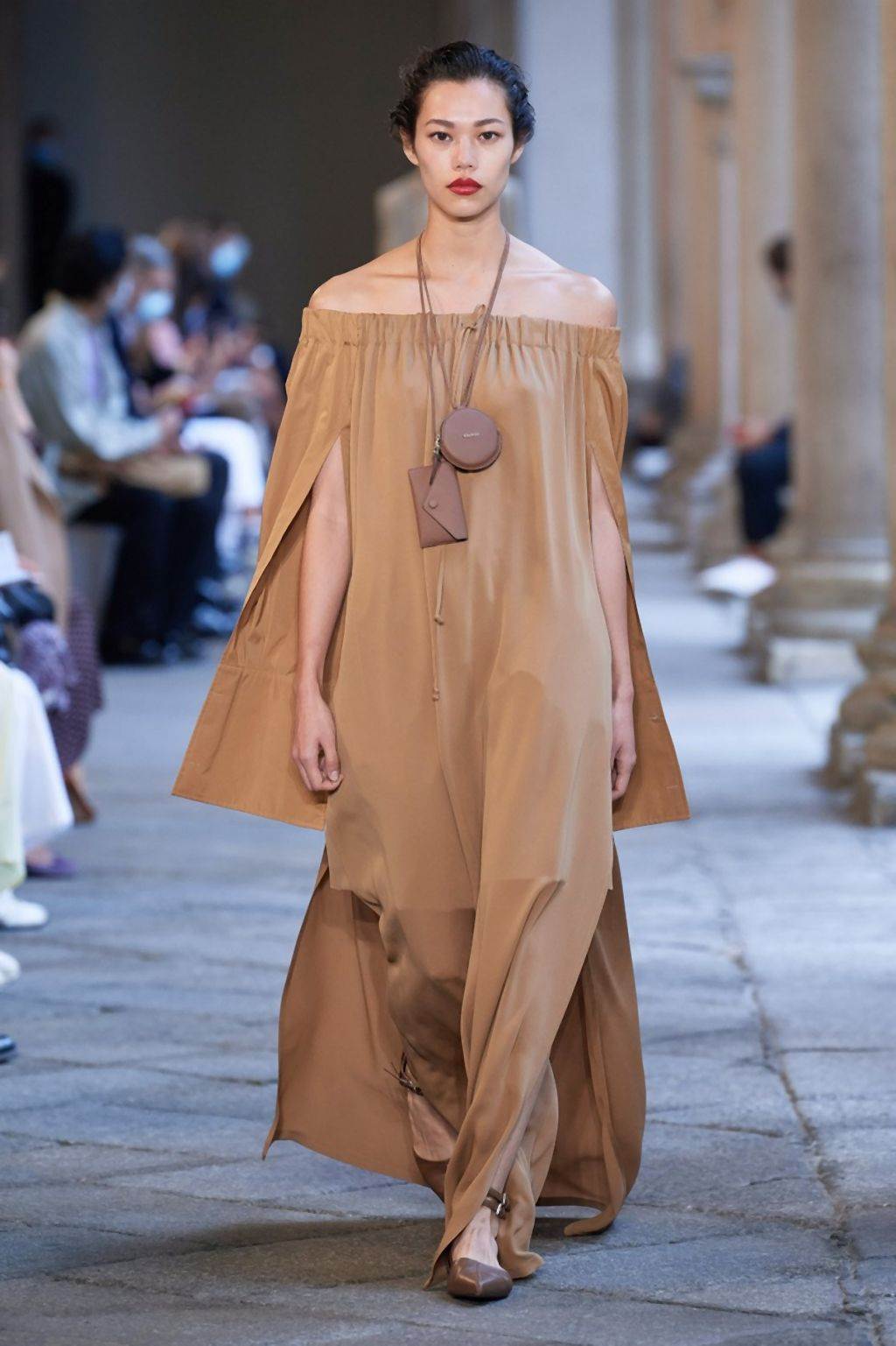 MODERNI MANTILI ZA 2020/2021: pantalone i jakne za prelazno vreme koje će žene obožavati (FOTO)