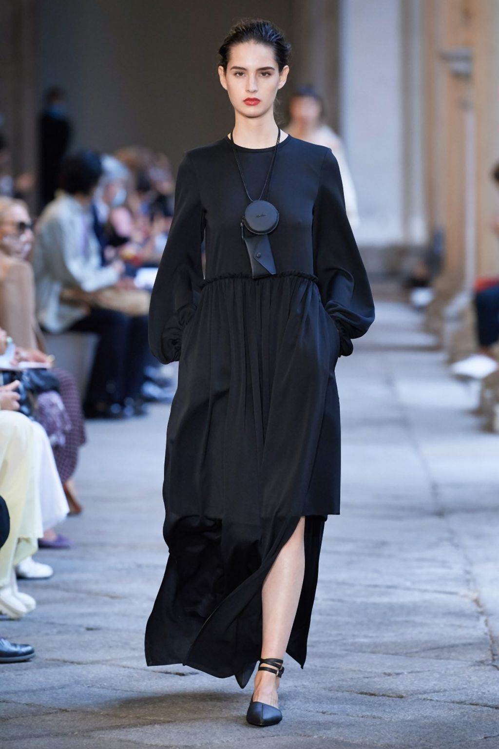 MODERNI MANTILI ZA 2020/2021: pantalone i jakne za prelazno vreme koje će žene obožavati (FOTO)