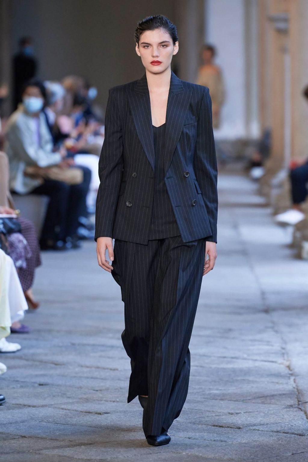 MODERNI MANTILI ZA 2020/2021: pantalone i jakne za prelazno vreme koje će žene obožavati (FOTO)