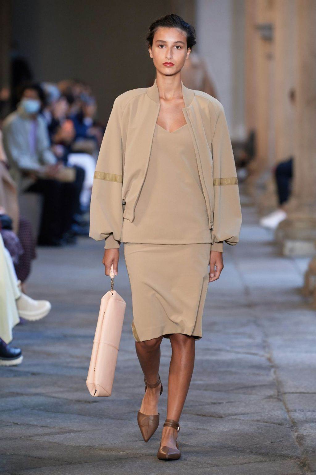 MODERNI MANTILI ZA 2020/2021: pantalone i jakne za prelazno vreme koje će žene obožavati (FOTO)