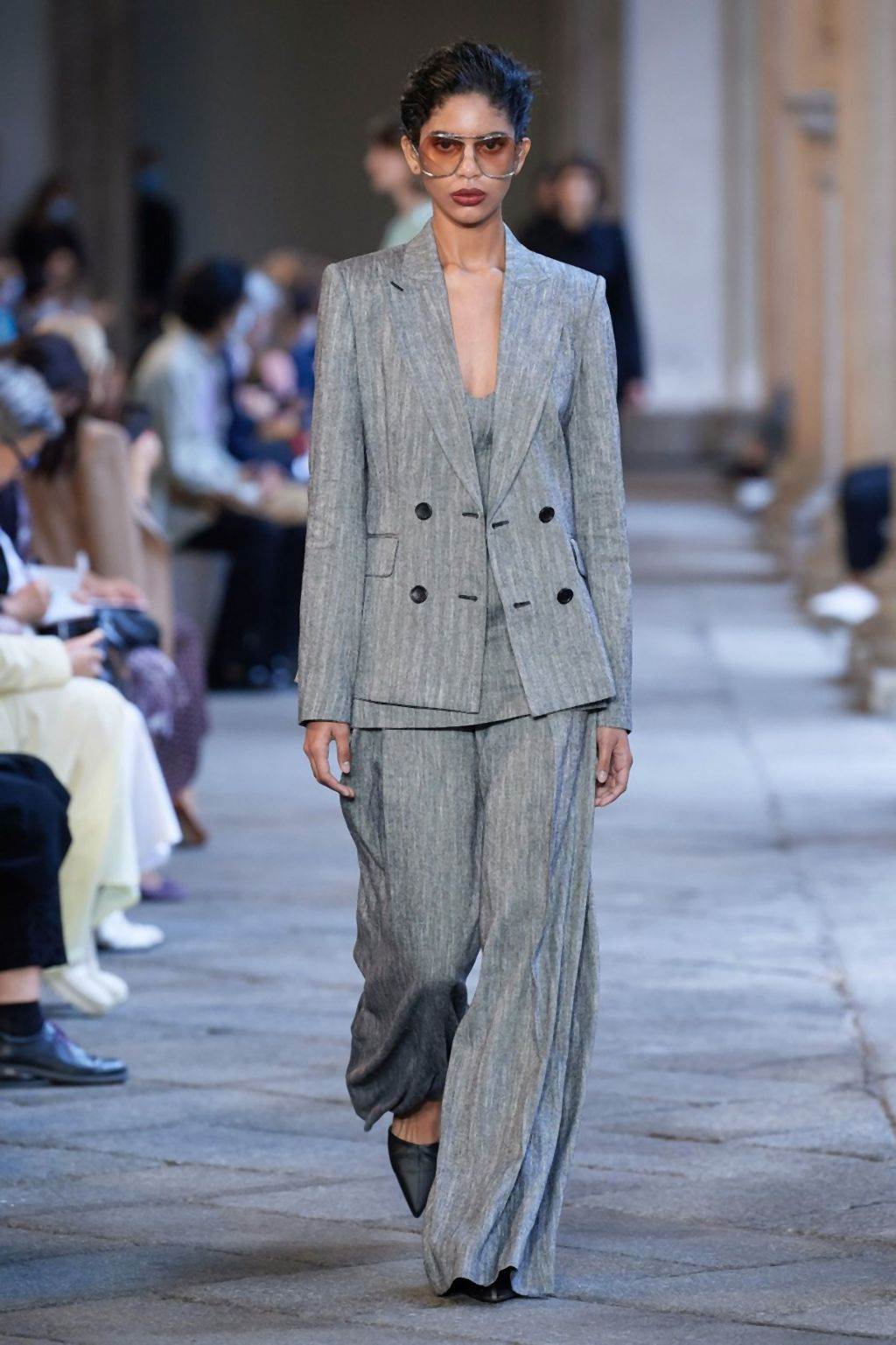 MODERNI MANTILI ZA 2020/2021: pantalone i jakne za prelazno vreme koje će žene obožavati (FOTO)