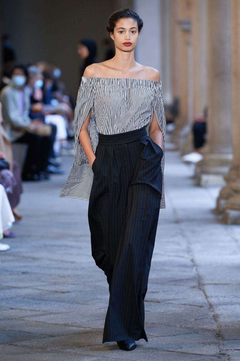 MODERNI MANTILI ZA 2020/2021: pantalone i jakne za prelazno vreme koje će žene obožavati (FOTO)