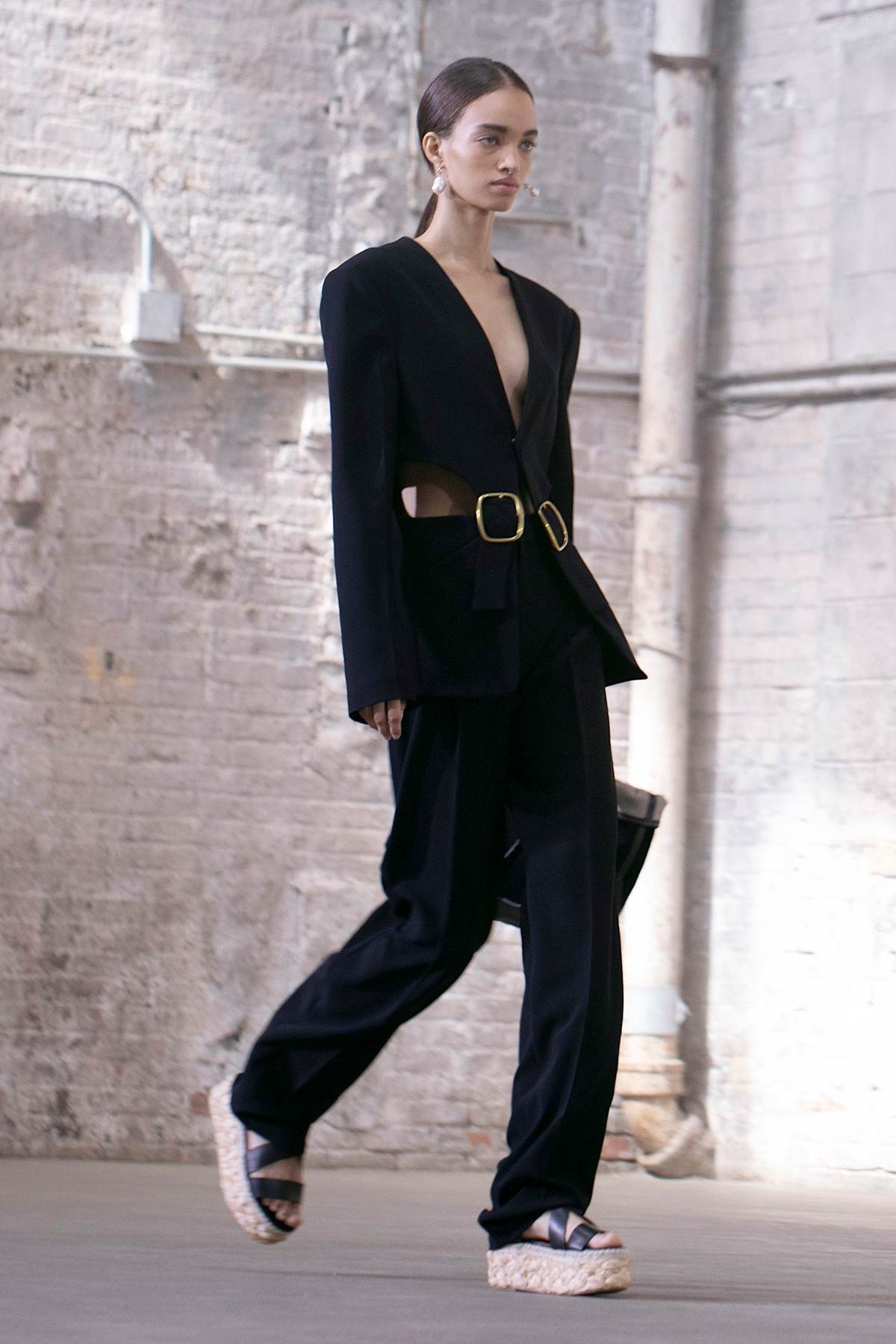 moderna-zenska-odela-3-boje-koje-ce-biti-hit-u-2021-godini-foto