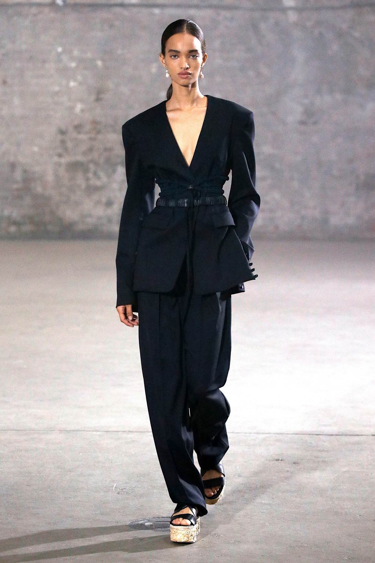 moderna-zenska-odela-3-boje-koje-ce-biti-hit-u-2021-godini-foto