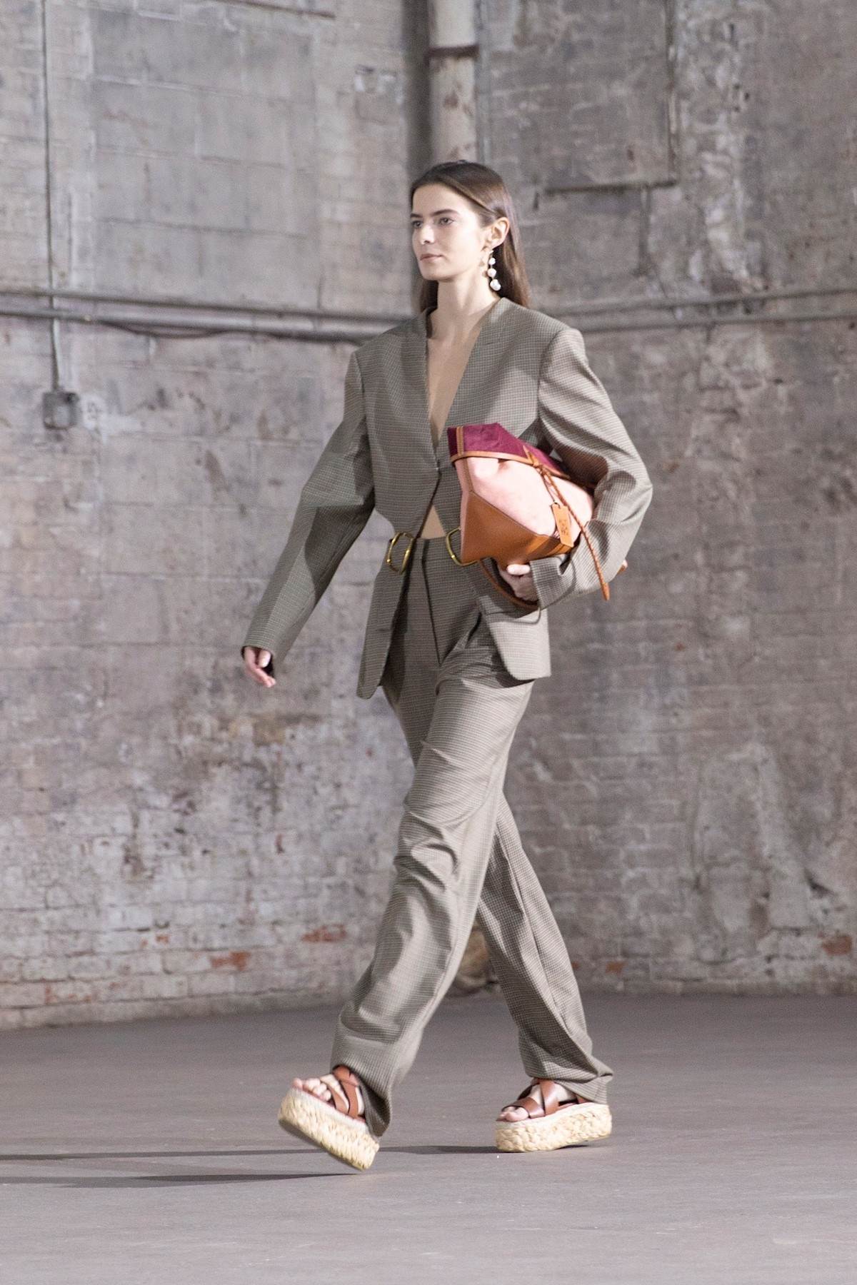 moderna-zenska-odela-3-boje-koje-ce-biti-hit-u-2021-godini-foto