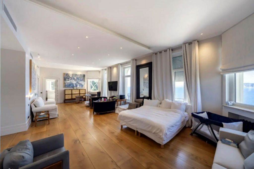 kuca-son-koneri-francuska-vila-dzems-bond