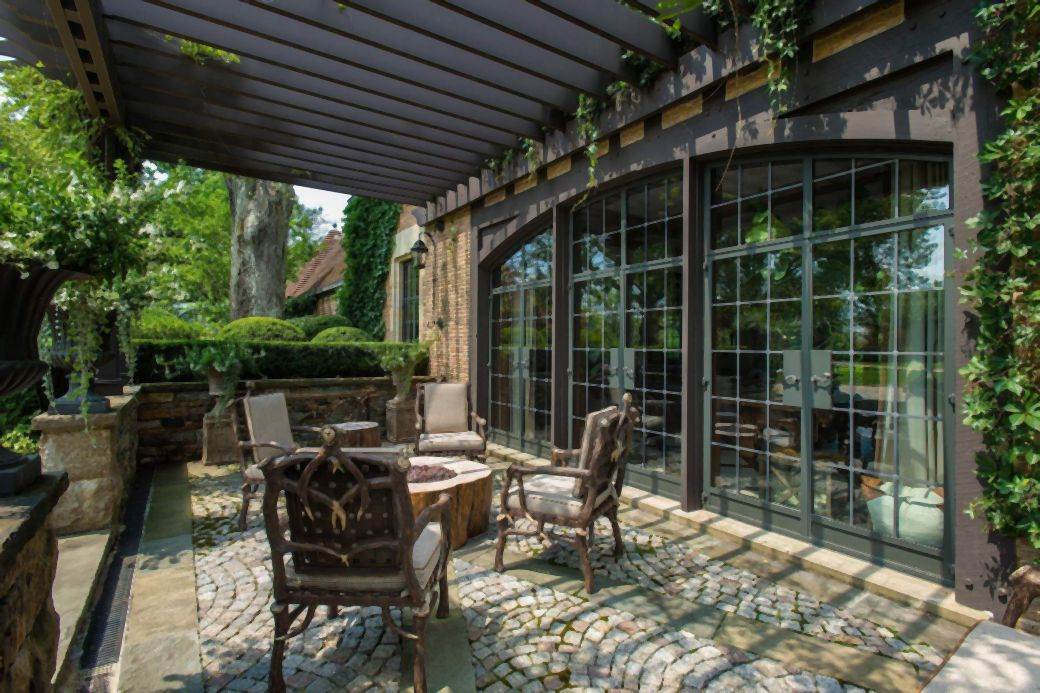 tomi hilfiger kuca dvoriste basta kapija bazen fontana