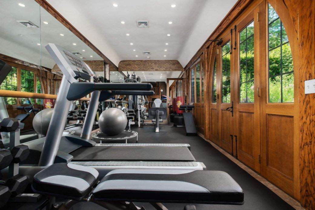 tomi hilfiger kuca dvoriste basta kapija bazen fontana