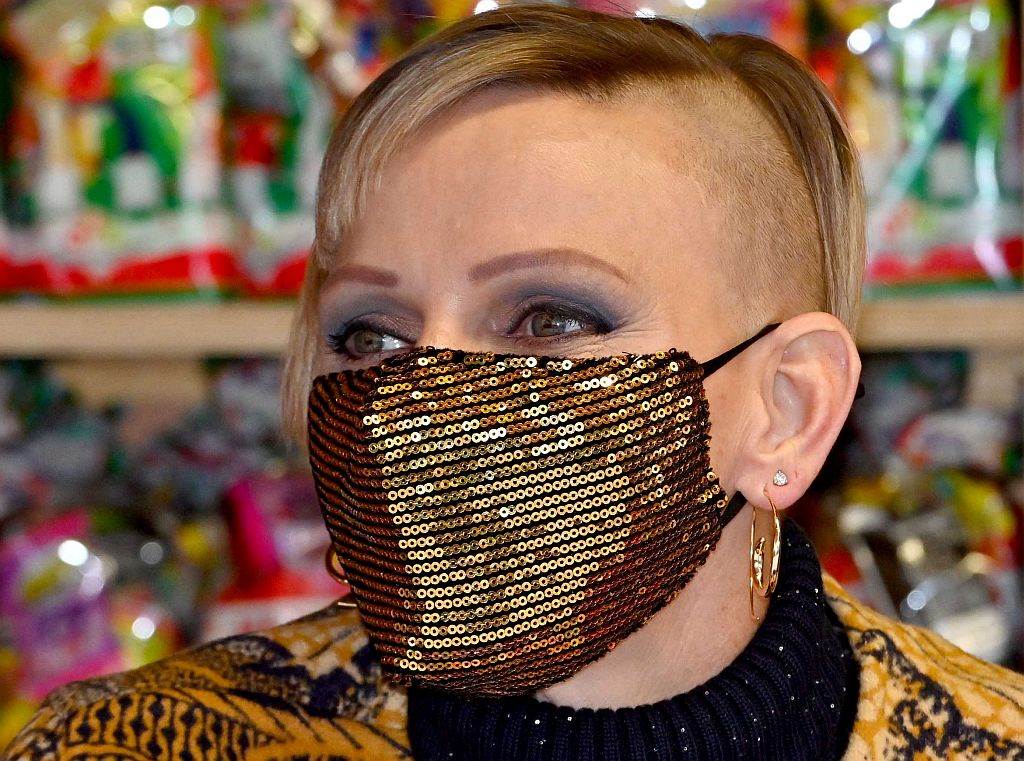 Princeza Šarlin u modnoj kombinaciji tihog luksuza crni sako sive pantalone