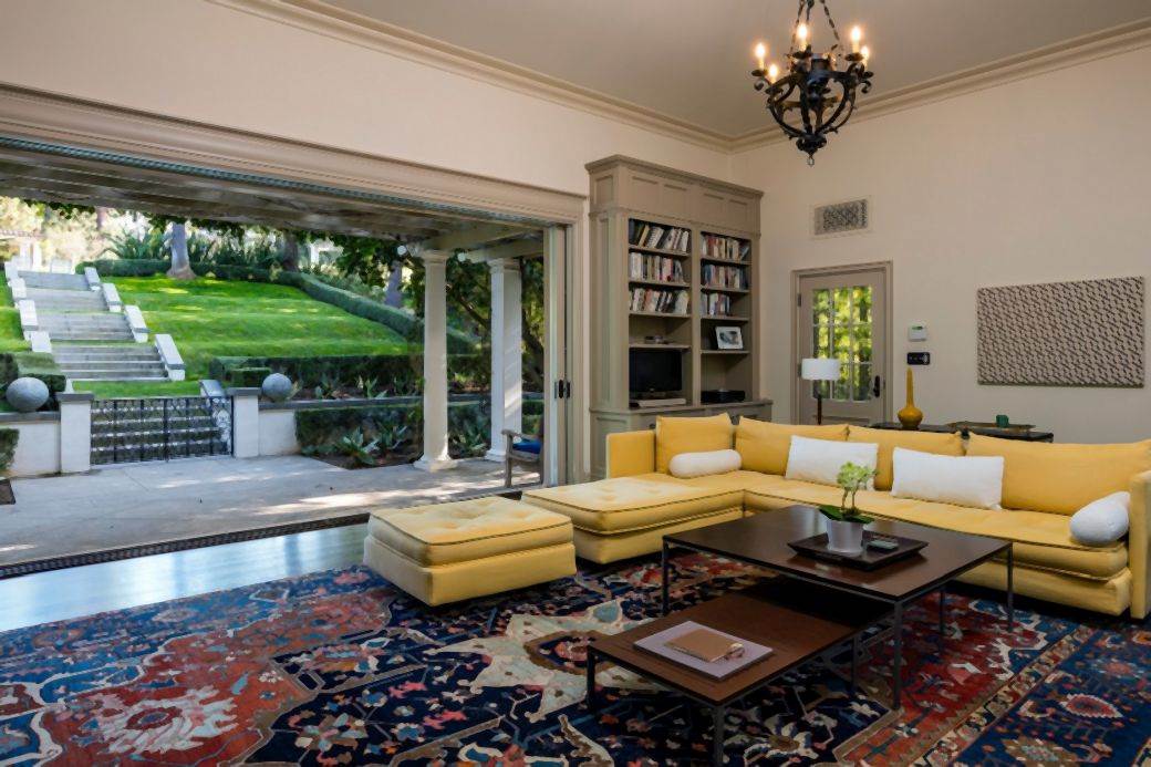 kako izgleda kuca andjeline dzoli