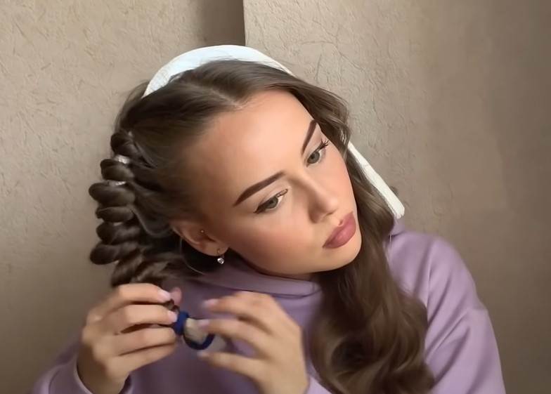 lokne frizura sa krpom marama traka 